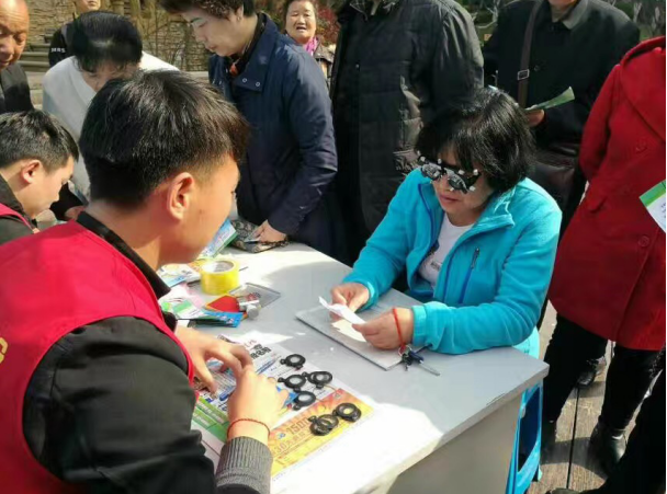 西安龙湖物业为上百名老人免费配上老花镜