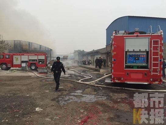 西咸新区一废纸回收厂厂房起火 原因仍在调查