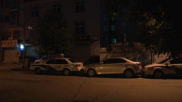 汉中一私家车因停专用车位 被警车前后堵死