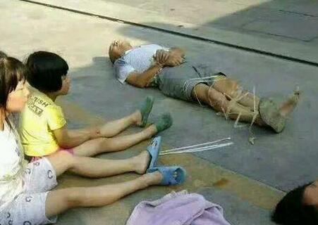 陕西一村庄现强拆残忍画面 房子全挖东西全埋