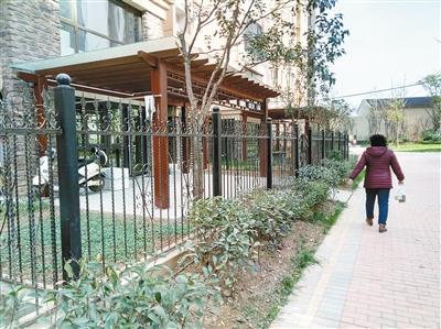 一楼住户建“私家花园” 引其他业主不满