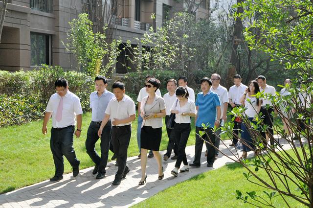 区政府副区长郝生旺,区总工会主席,区市容园林局局长李渊及天朗集团