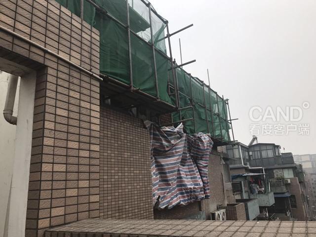 某小区10层楼房变11层 基本每幢都有违章搭建