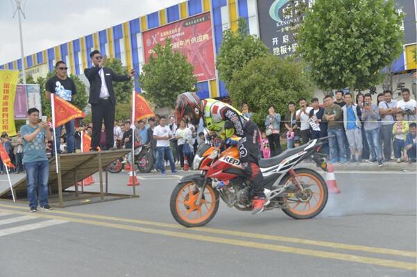 华南城金翔杯摩托车表演赛上演速度与激情