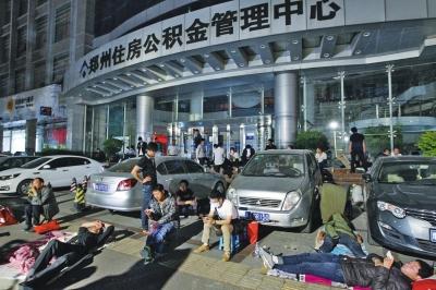 一天一百个号 郑州公积金中心门口排队堪比春运