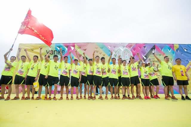 乐跑新时代 2018郑州城市乐跑赛激情开跑