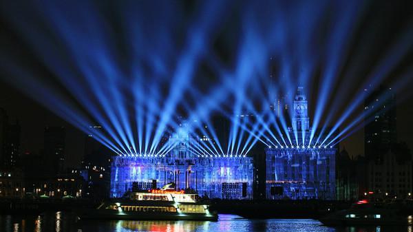 高空T台魔幻灯光 万达中心亮灯仪式就是这么酷