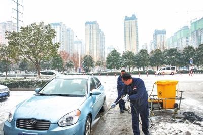 下雪天 这家小区物业为业主除雪洗车 