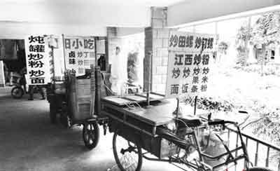 爆料:郑州某小区停放携煤气罐小吃车 业主很担