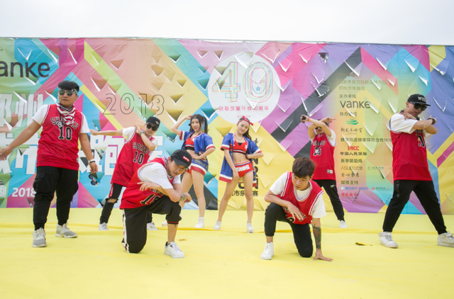 乐跑新时代 2018郑州城市乐跑赛激情开跑