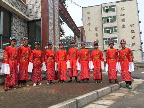 刷爆朋友圈 郑州各大考场惊现金科状元