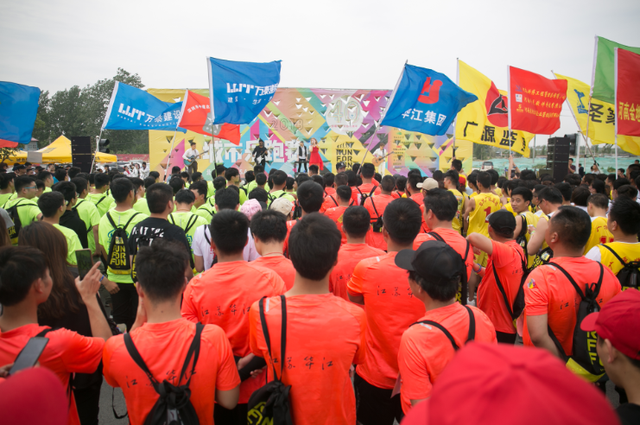 乐跑新时代 2018郑州城市乐跑赛激情开跑