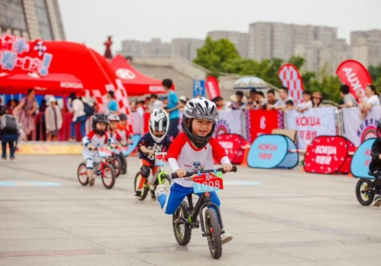 世界--万科·天伦 紫台2018儿童平衡车技能挑