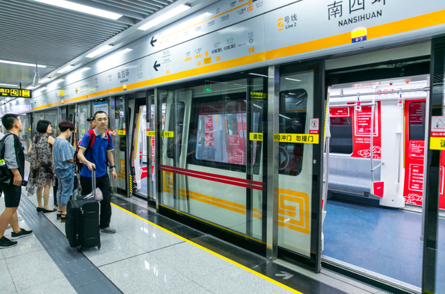 变身网红的郑州地铁2号线上 是谁乘着地铁红了眼睛?