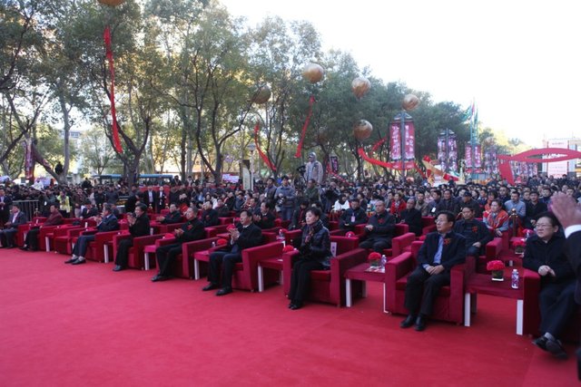 11月27日成龙出席洛阳建业凯旋广场开幕盛典