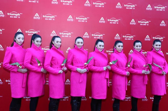 11月27日成龙出席洛阳建业凯旋广场开幕盛典