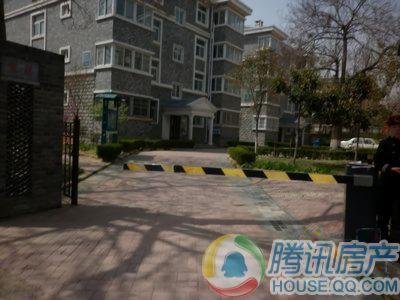 龙泊圣地在售楼盘价格:均价14000元/平方米物业类型:住宅别墅楼盘位置