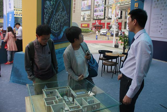 为孩子买个房算啥? 逛遍郑州学区房也够拼