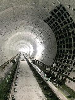地铁2号线一期隧道全线贯通 预计明年下半年试运营