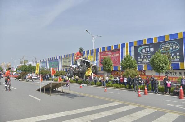 华南城金翔杯摩托车表演赛上演速度与激情