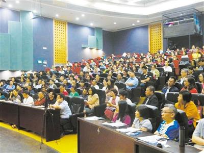 高考志愿填报讲座现场 300多名学子和家长参加