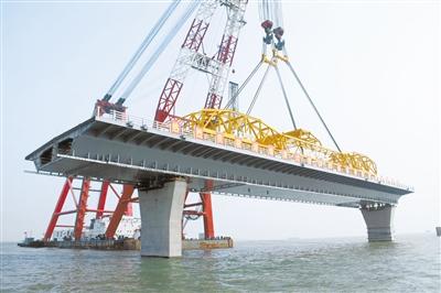 港珠澳大桥深海 首段梁架设成功