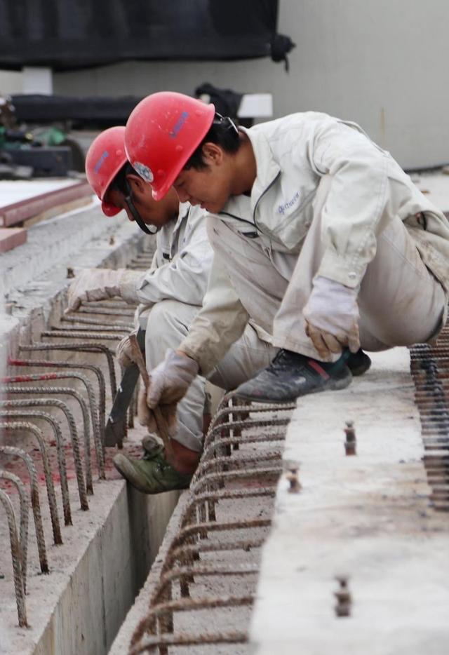 港珠澳大桥海底隧道33节沉管路面全部刷黑