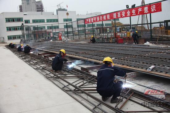 港珠澳大桥海底隧道迎关键时刻 焊接大师临战