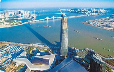 珠海中心大厦昨日封顶 330米筑造城市新高度_