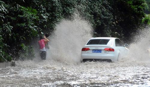 珠海交警公布13处水浸黑点 暴雨天驾车出行尽
