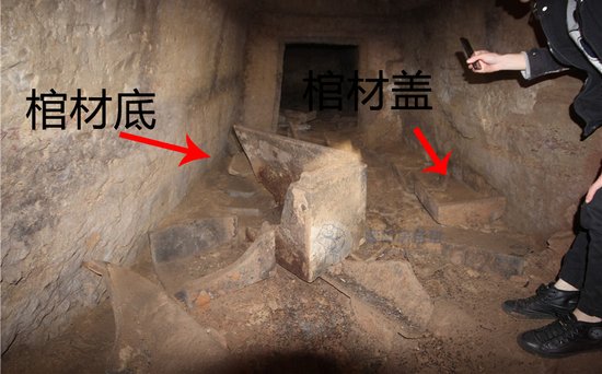 美女死了刚下葬 ,盗墓贼下墓欲行不轨,却精尽人亡,是什么电影