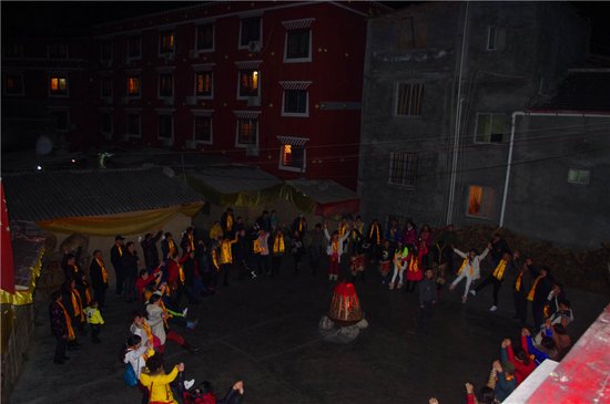 银河奥特莱斯兑现承诺 数量大巴满座浩荡进军