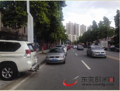 南城绿色路难觅停车位 车多乱停造成拥堵