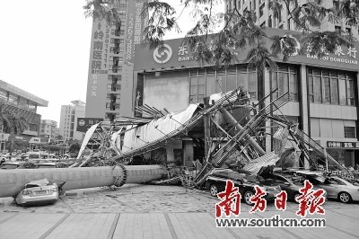 东莞东城大型广告牌倒塌砸坏6辆车 无人员伤亡