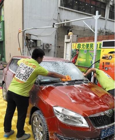 东莞:自助洗车便民进小区 深度清洗不便宜
