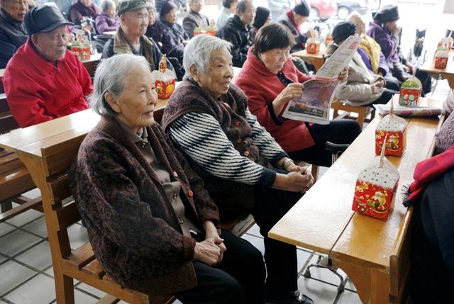 百润丰生态农业携手腾讯大粤网走进东城敬老院献爱心送平安上网统计小学生的图片