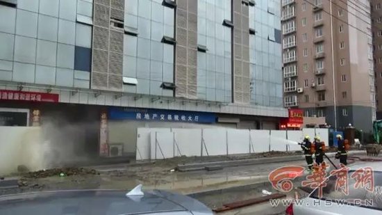 汉中修路挖断天然气管道发生泄漏 周边都是居民小区...