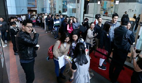 华人在悉尼排队抢光期房 一套房需1593万元_