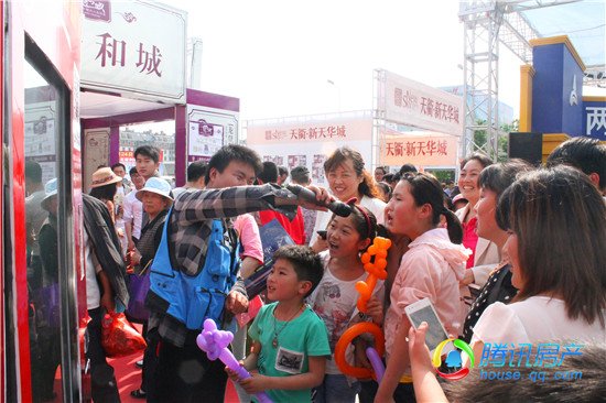 百丽富通美女携手女裙房产微信广场贩卖机火语音超短腾讯仙图片
