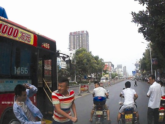 荆州12路公交车与富康车刮擦 公交司机遭暴打