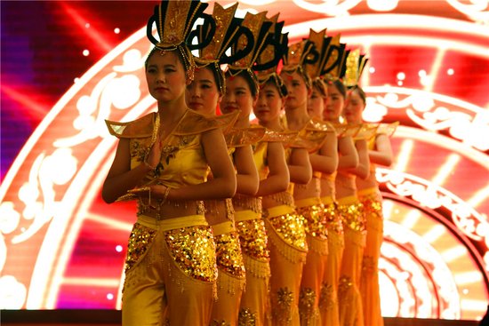 搞笑逗乐的笑傲江湖版《黄河大合唱》,美轮美奂的《千手观音》还有