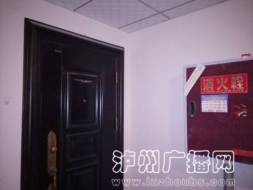 泸州:住户大门与消防栓有冲突 各种互相伤害