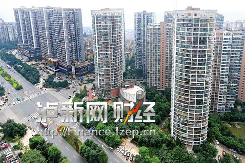 泸州小区车位配比普遍不足 处处可见停车场_