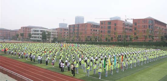 项目面对泸州七中佳德国际学校,来看看这学校的规模,够大吧,够洋气吧