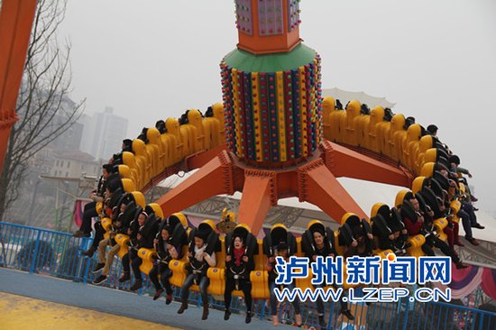 泸州酒城乐园欢乐闹新春 游客涌动喜庆迎马年