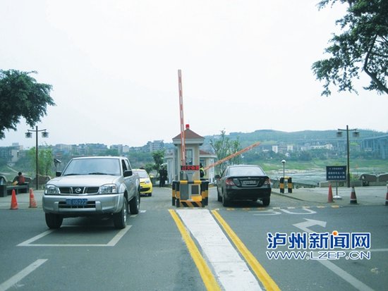 泸州滨江路大型停车场 17日起夜间收费