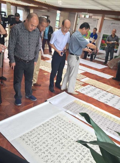 书法爱好者相聚首开仙海龙湾 与书法名师面对