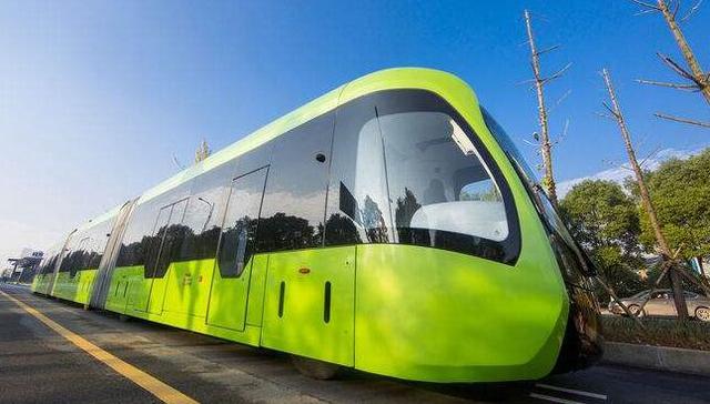 全自动无人驾驶列车开进上海