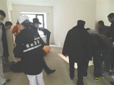 业主母亲小区内逛新房 客厅内意外坠洞身亡