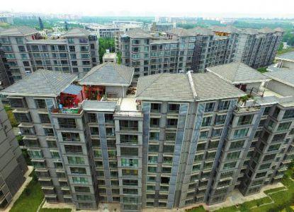 西安多栋住宅楼顶楼加盖 被认定私搭乱建后未停止
